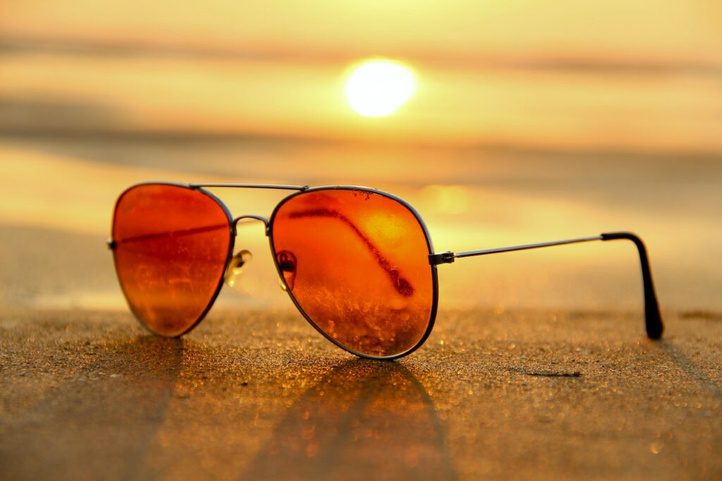 Sommer Sonnebrille selektiver Fokus Was in den Sommerferien machen