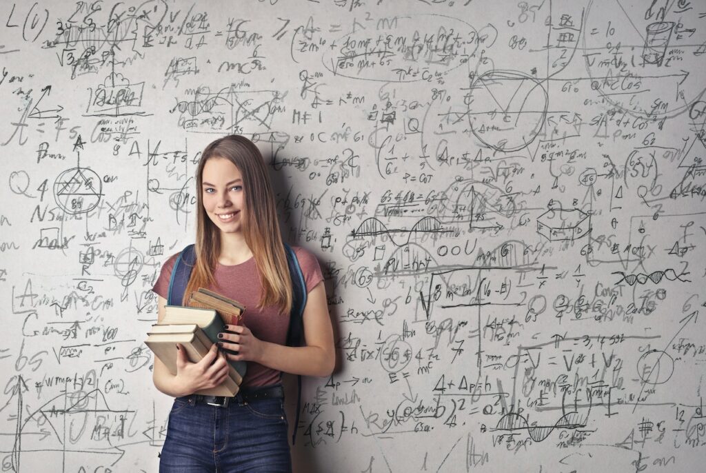 junge Studentin schlau intelligent Lohnt sich ein Mathematikstudium