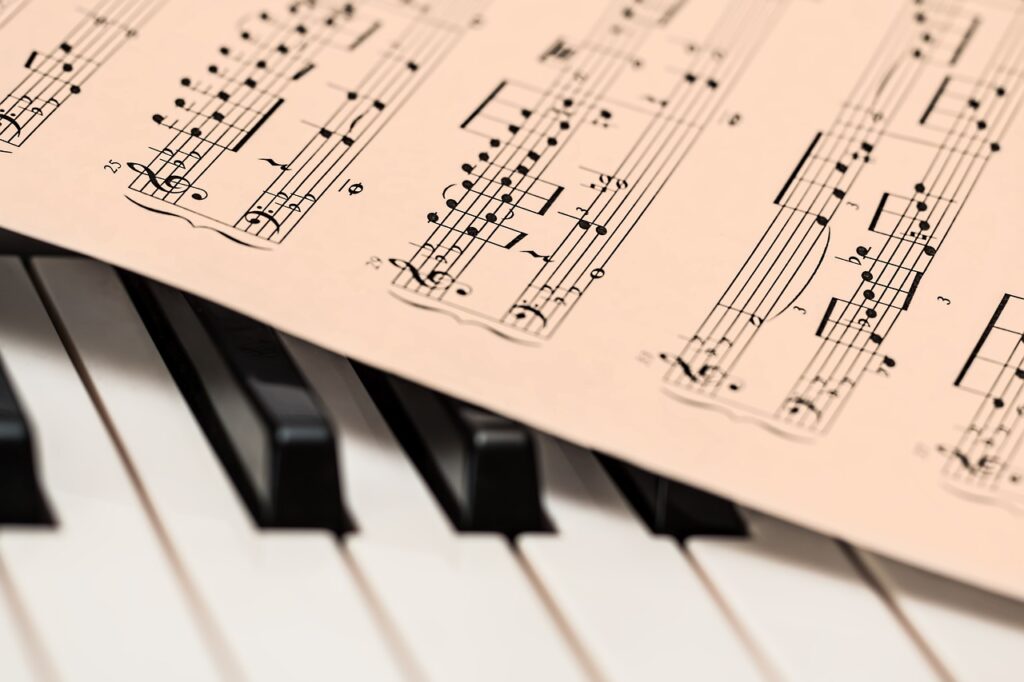 Musiknoten liegen auf Klavier Keyboard selber lernen Anleitung mit Tipps