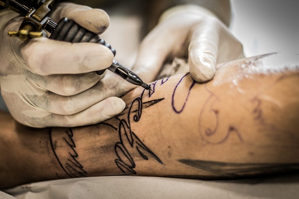 Tattoo Schrift Arm Tätowieren selber lernen So kann es klappen!