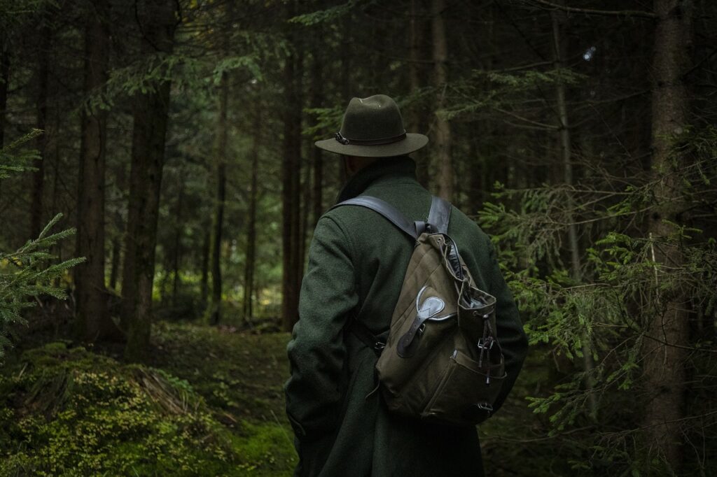 Jäger im Wald unterwegs Wie wird man ein besserer Jäger