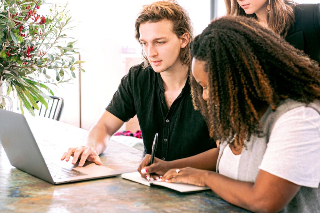 Student und Studentin am Laptop Welche Sprache lernen Engländer in der Schule