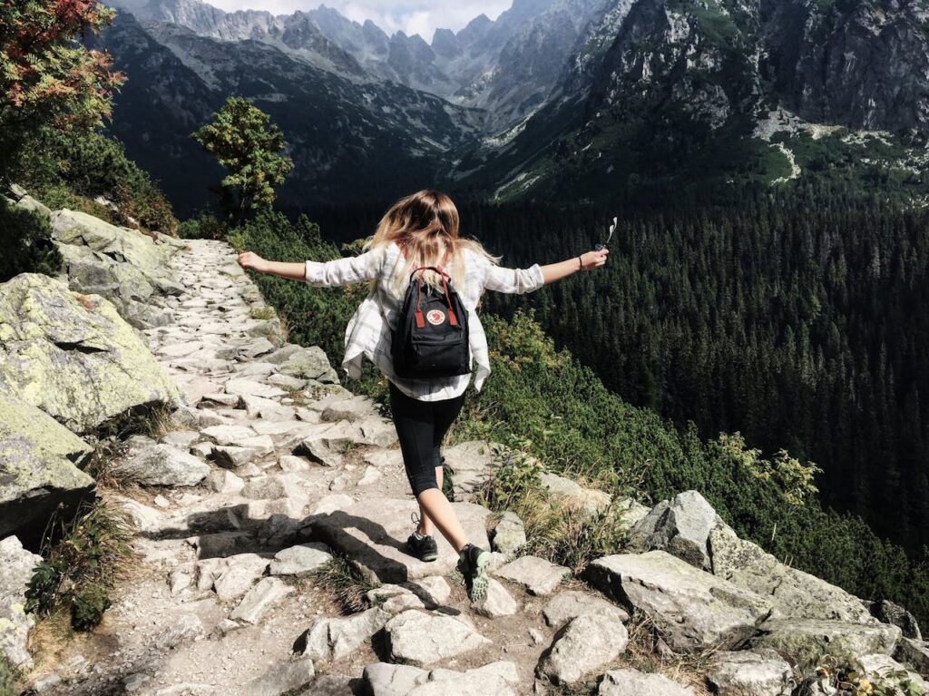 junge Studentin beim Wandern Als Student die Welt erkunden Weltweit reisen Tipps
