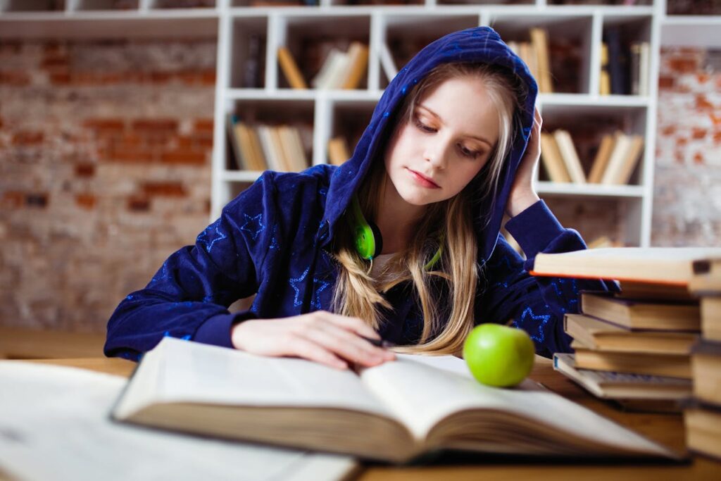 Frau lernen Bibliothek Von Grundlagen zu Meisterschaft Ihr Pfad zum Russischlernen