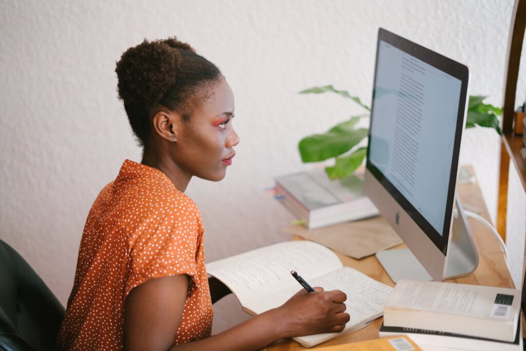 junge afroamerikanische Frau lernt am Computer Gleichberechtigung kulturell divers Beim Lernen Konzentration steigern Tipps und Tricks