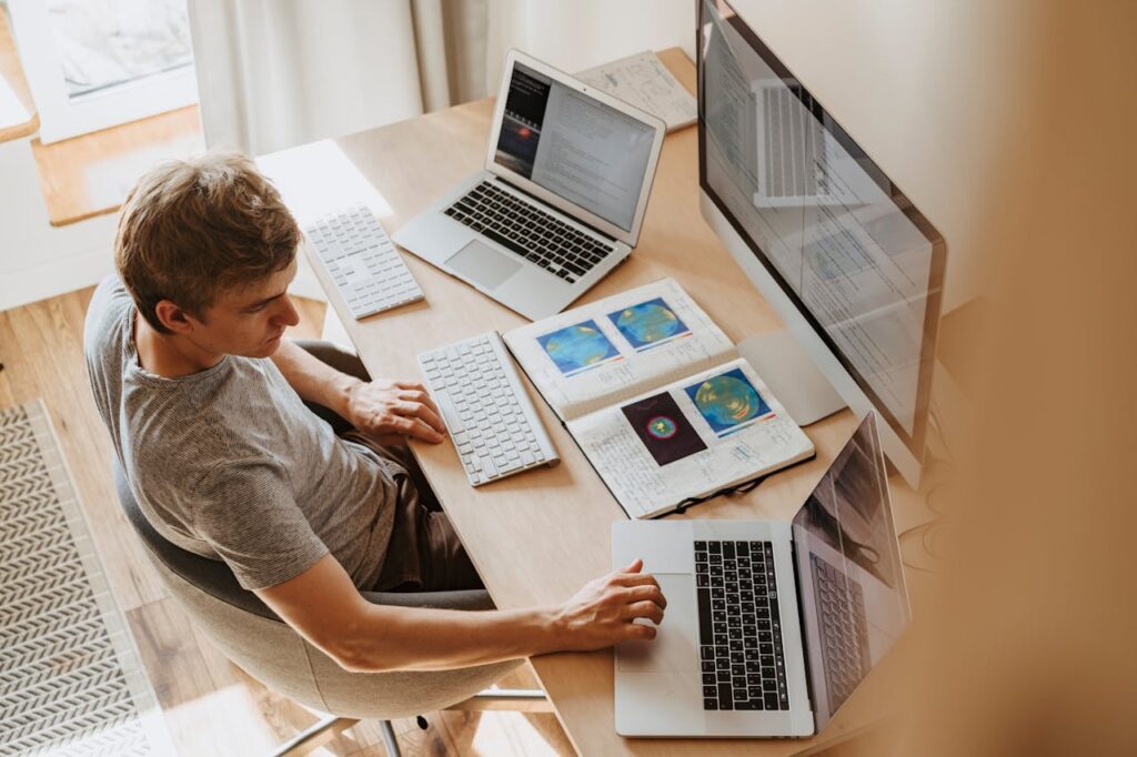 Student Studium Laptop Bildschirme Akademisches Ghostwriting Unterstützung für Schweizer Studierende