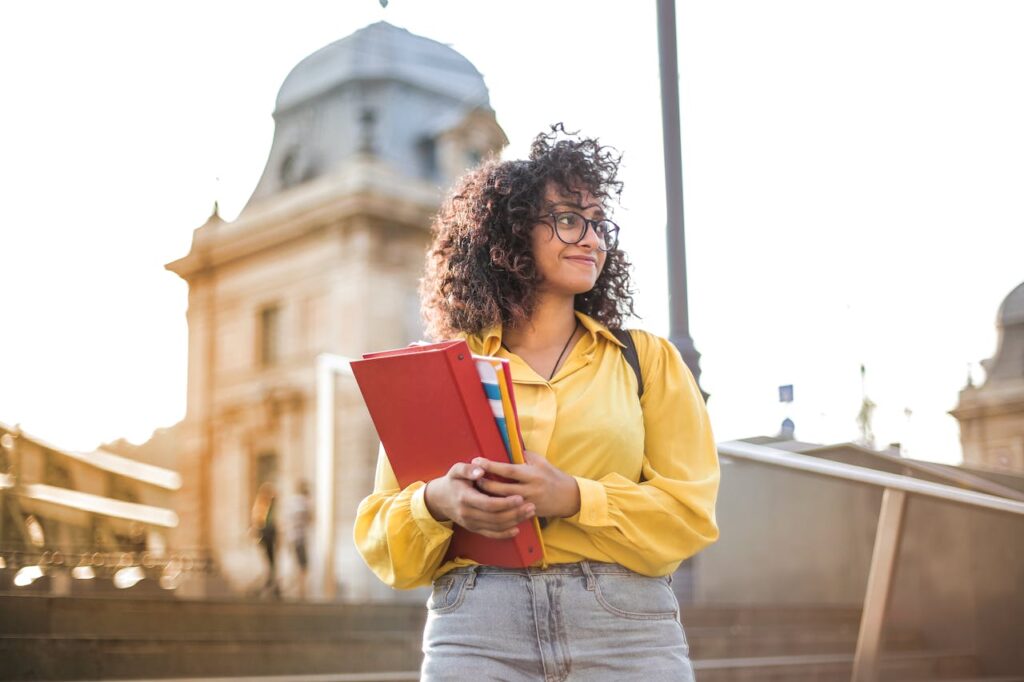 Studentin Studierende Uni Frisch von der Uni – Tipps zur Jobsuche für Berufseinsteigerinnen
