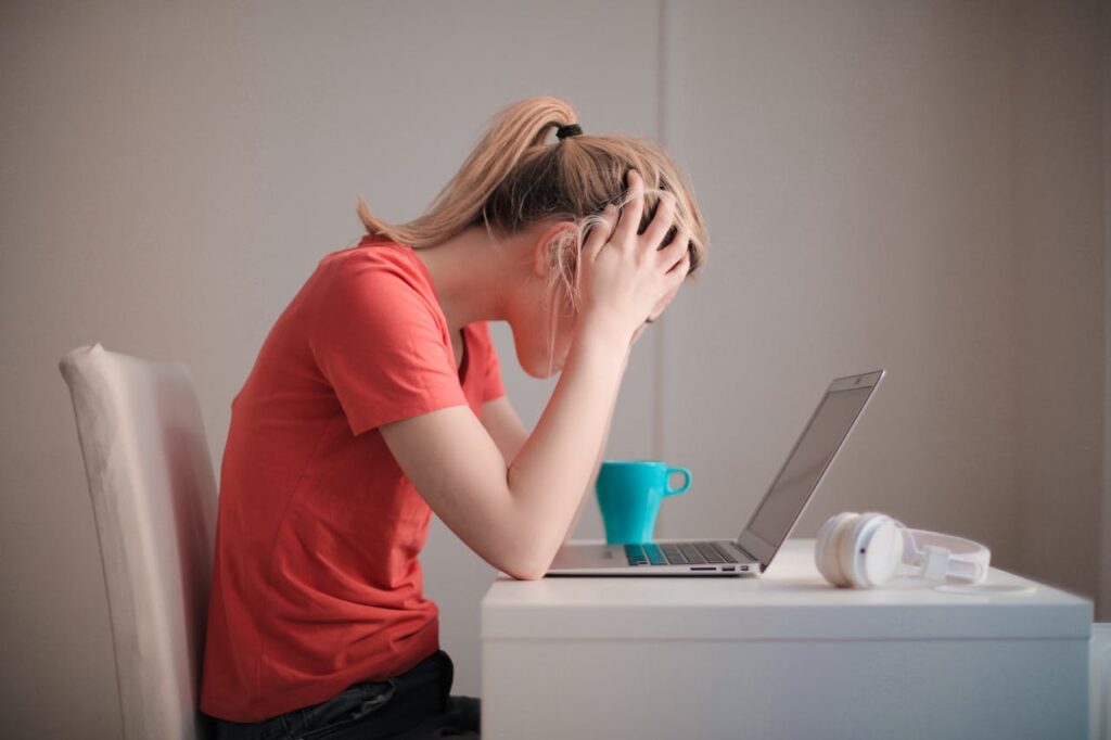 Frau Laptop Stress Überforderung Im Studium überfordert – wenn alles zu viel wird