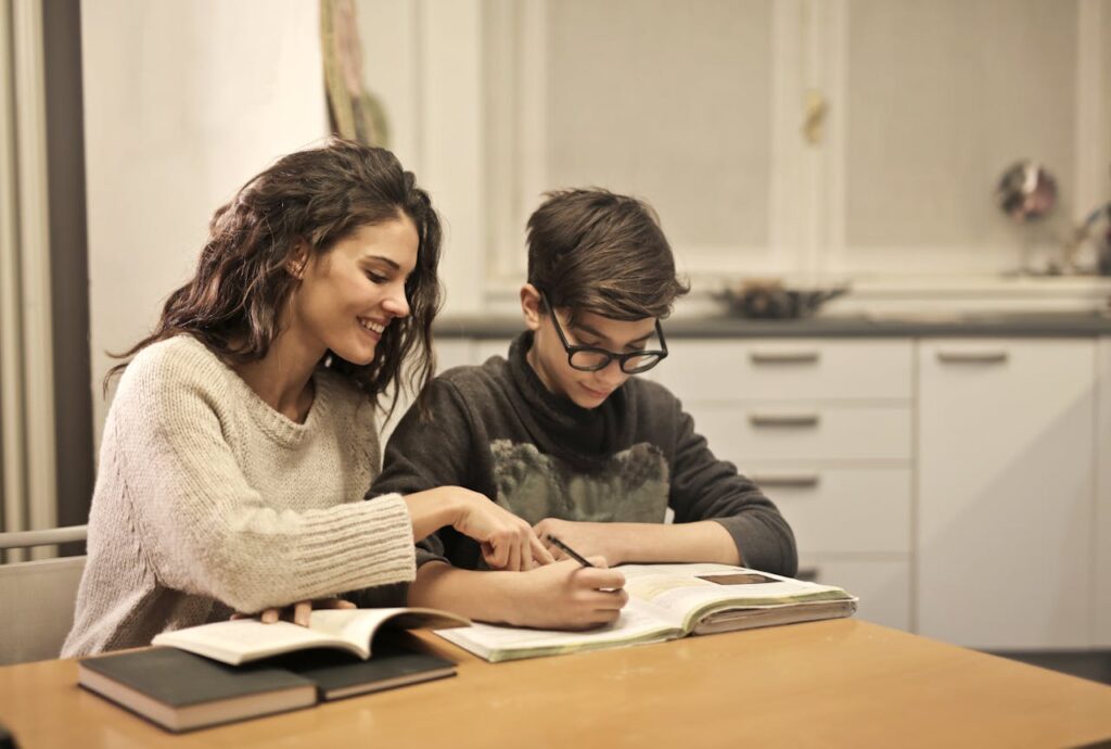 Mutter und Sohn üben schreiben Silbenschrift – Definition und Beispiele einfach erklärt