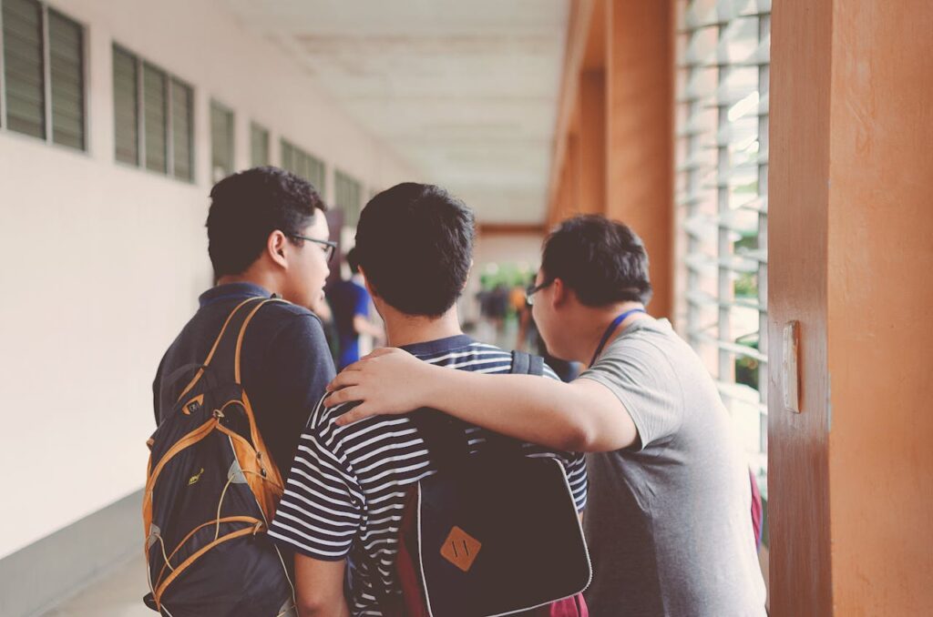 Schüler im Schulflur Schulmappe Größe und Kapazität für Gymnasiasten