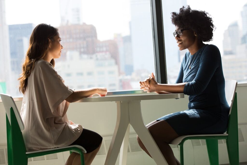 Zwei Frauen unterhalten sich Englisch lernen im Alltag – so klappt’s!