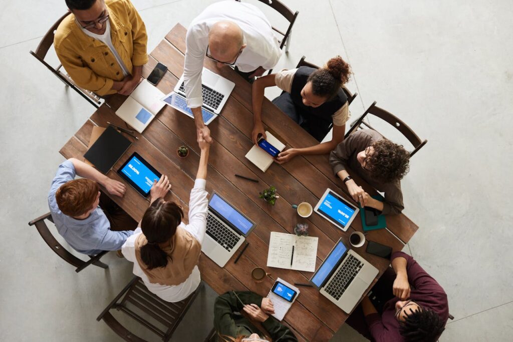 Teambesprechung im Büro Welche Bürojobs bleiben in der Zukunft attraktiv
