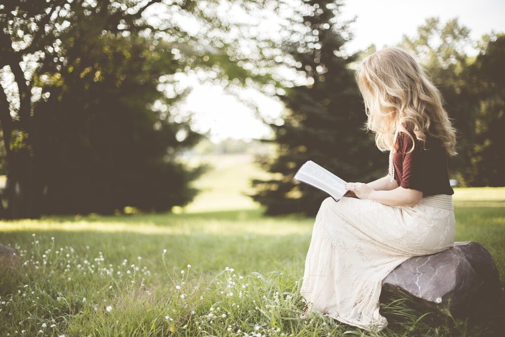 Frau lesen Natur Schnell lesen lernen – Techniken für mehr Tempo und Verständnis