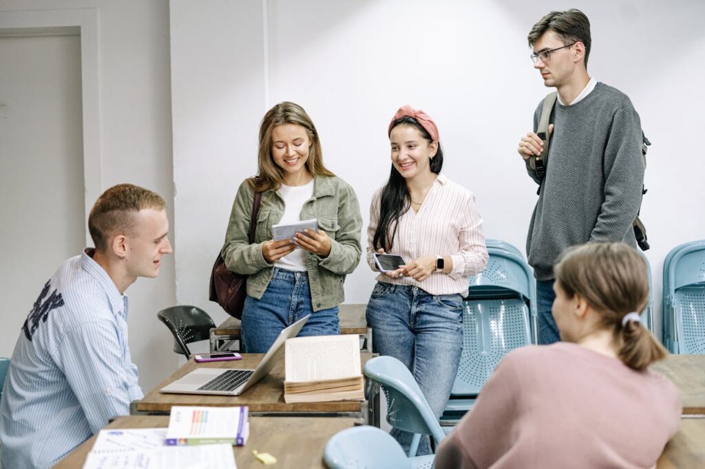 Gruppe von Studierenden kulturelle Diversität Tipps für Erasmus-Studierende Sprachlich und kulturell vorbereitet